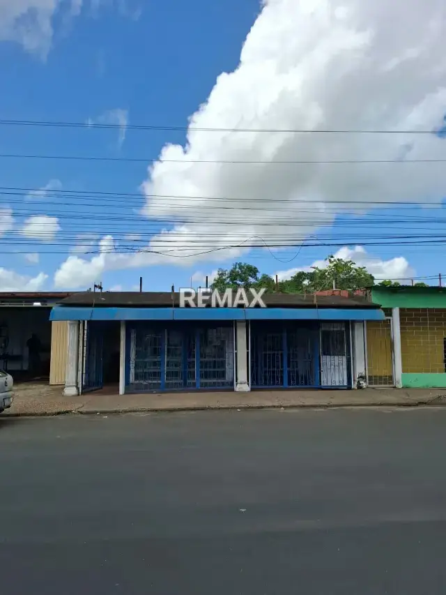 Se Alquila Local Licorería con Amplia Casa