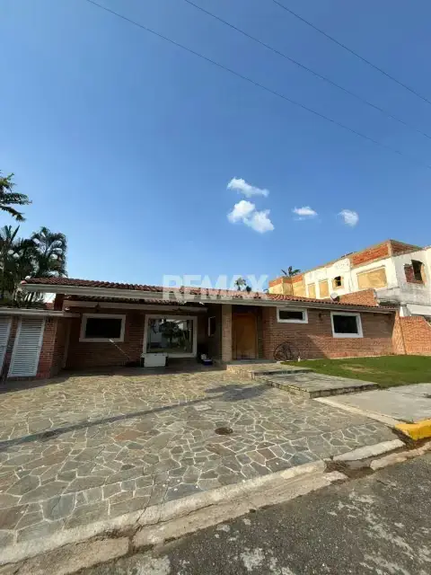 En Venta excelente casa en Villa Laguna Club, Colinas de Guataparo