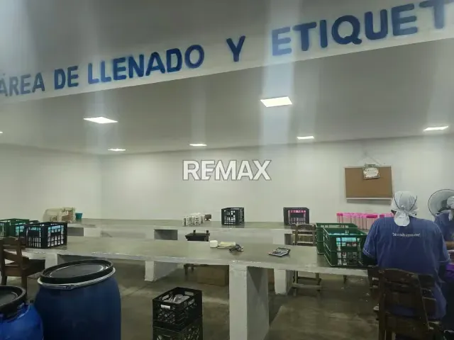 En venta Amplio local comercial de 3 niveles - 11