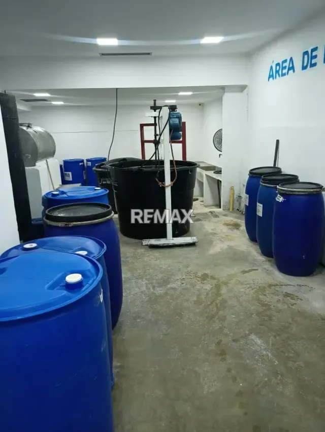 En venta Amplio local comercial de 3 niveles - 12