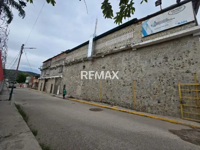 En venta Amplio local comercial de 3 niveles - 2
