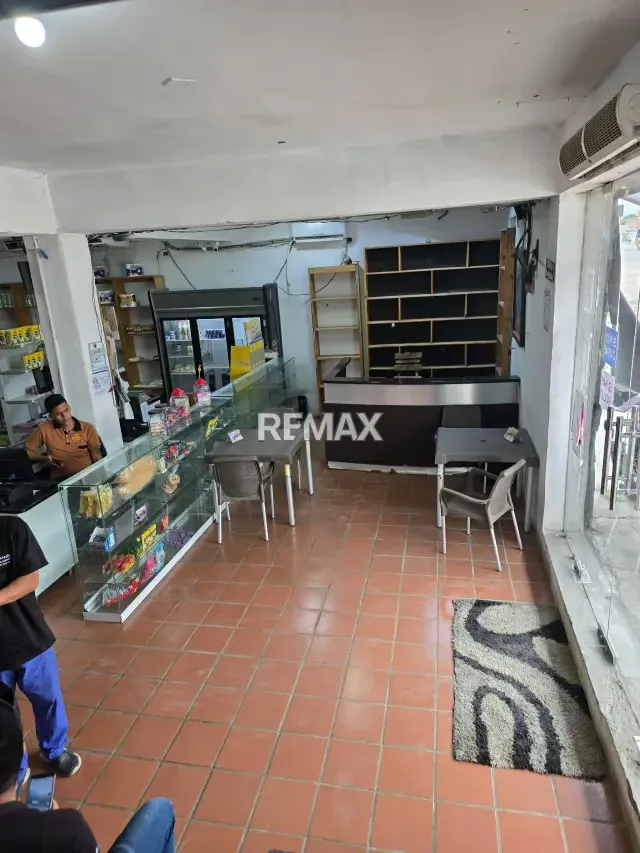 En venta Amplio local comercial de 3 niveles - 3