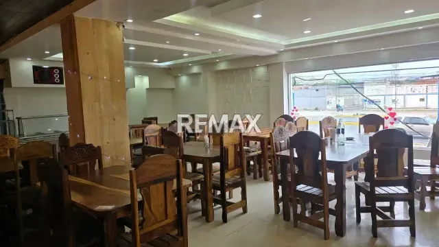 En venta Amplio local comercial de 3 niveles - 4