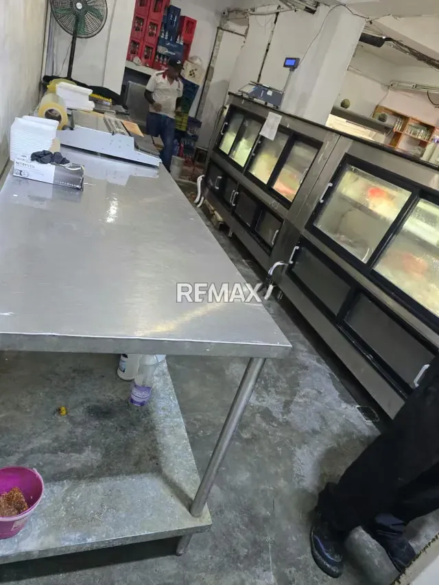 En venta Amplio local comercial de 3 niveles - 8
