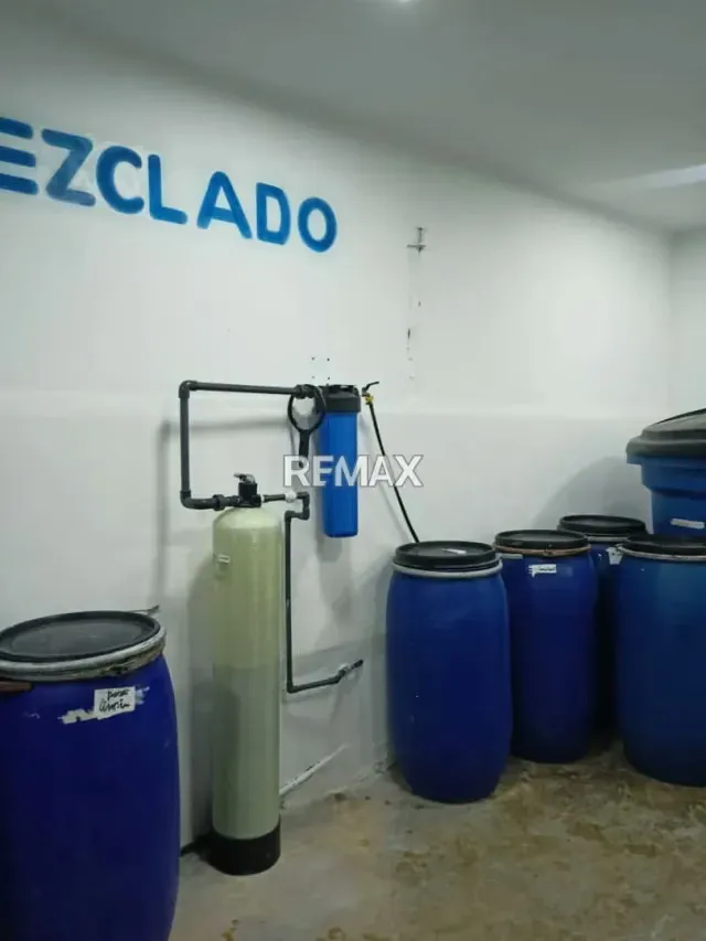 En venta Amplio local comercial de 3 niveles - 9