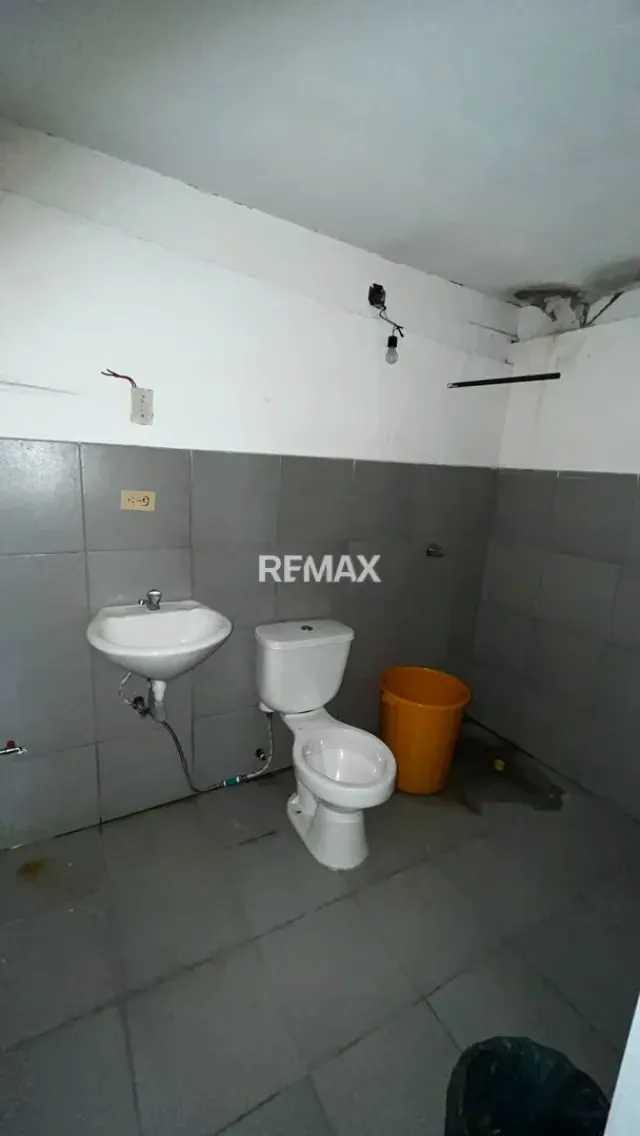 OPORTUNIDAD INDUSTRIAL: GALPON DE 243m2 - 4