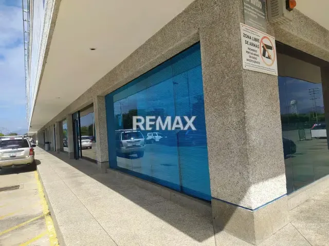 En venta local comercial en el centro empresarial aerocentro en la zona industrial sur