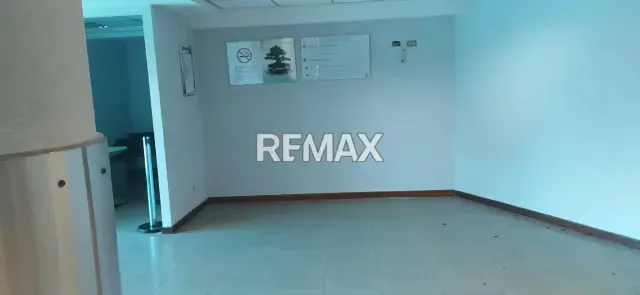 En venta local comercial en el centro empresarial aerocentro en la zona industrial sur - 3