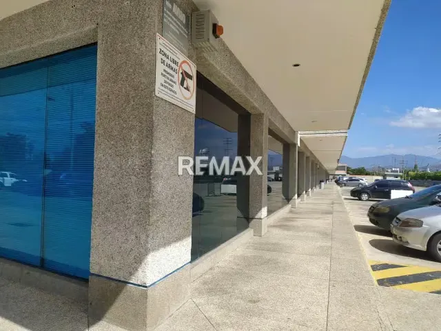 En venta local comercial en el centro empresarial aerocentro en la zona industrial sur - 4