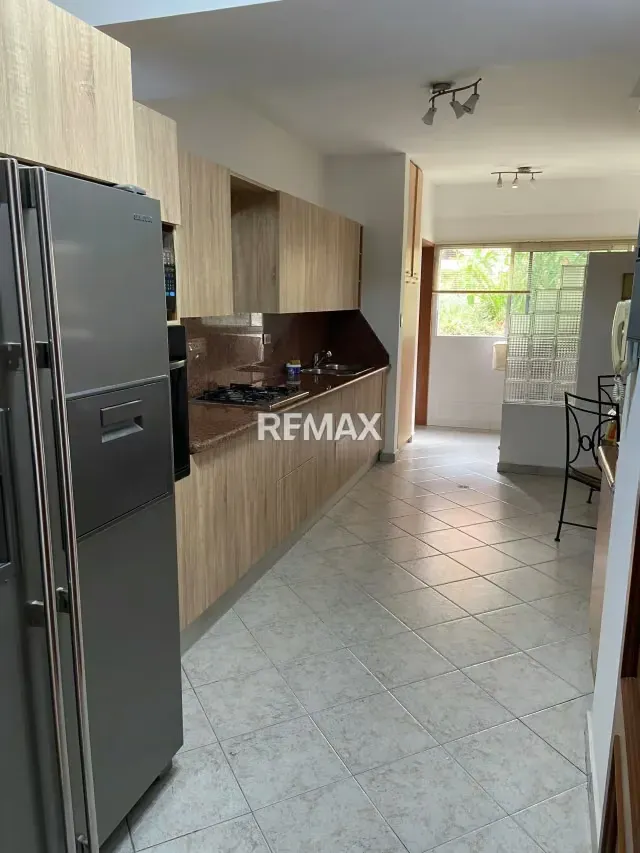 AMPLIO APARTAMENTO EN RESD. CASTELLANA - 5