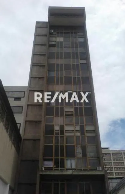AMPLIO Y MAGNÍFICO LOCAL EN VENTA A UNA CUADRA DE LA AV. LECUNA