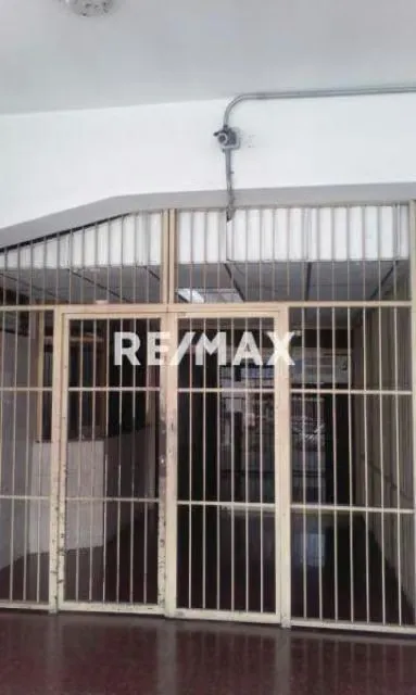 AMPLIO Y MAGNÍFICO LOCAL EN VENTA A UNA CUADRA DE LA AV. LECUNA - 2