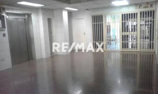 AMPLIO Y MAGNÍFICO LOCAL EN VENTA A UNA CUADRA DE LA AV. LECUNA - 3