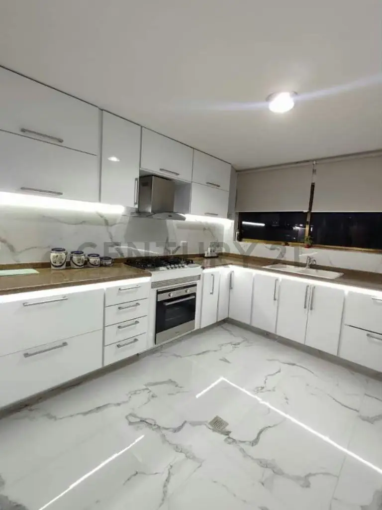 Casa bote B Remodelada de 3 niveles en Alquiler