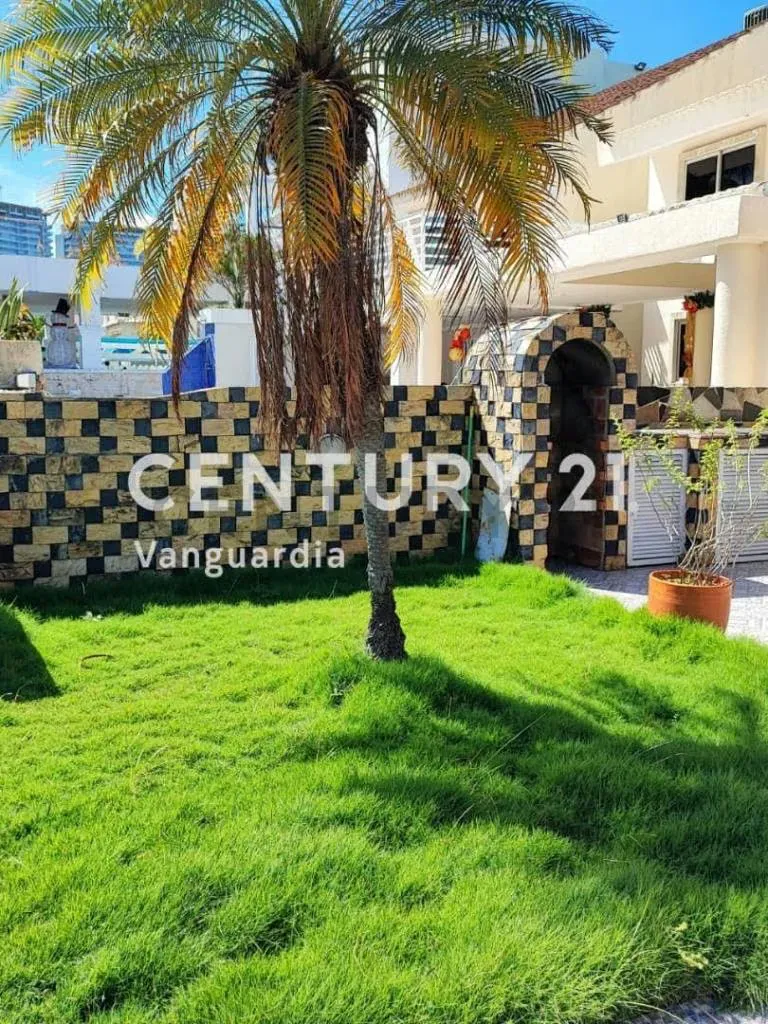 Casa bote B Remodelada de 3 niveles en Alquiler - 12