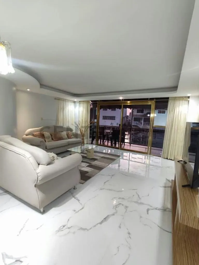 Casa bote B Remodelada de 3 niveles en Alquiler - 2