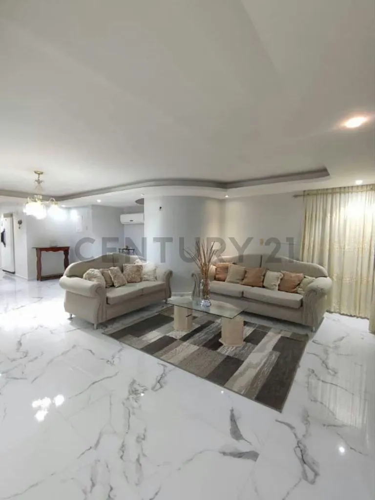 Casa bote B Remodelada de 3 niveles en Alquiler - 3