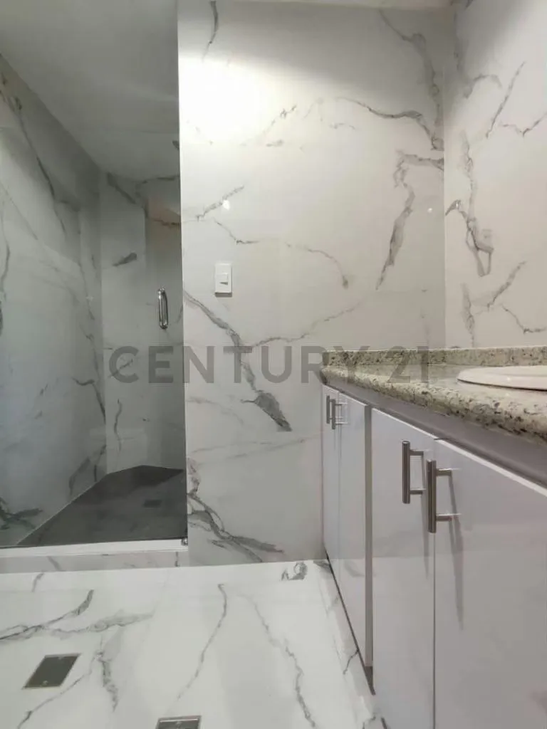 Casa bote B Remodelada de 3 niveles en Alquiler - 5