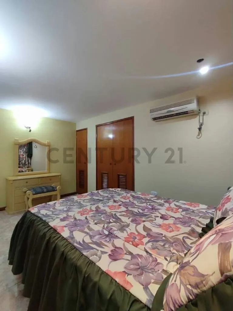 Casa bote B Remodelada de 3 niveles en Alquiler - 8