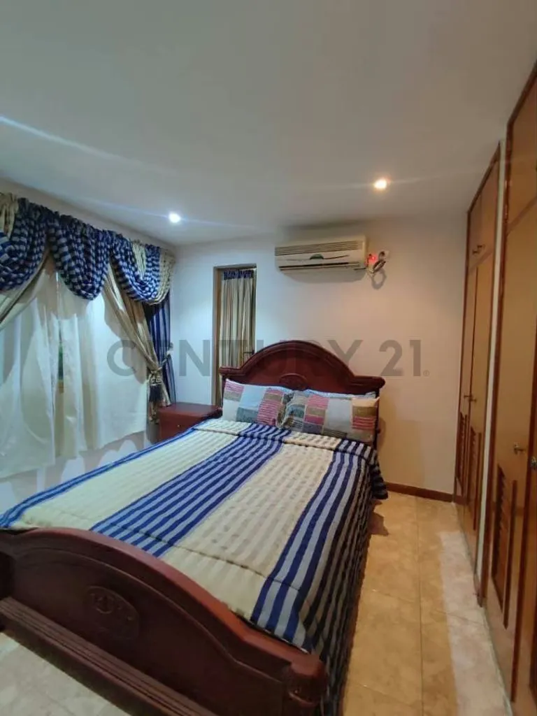 Casa bote B Remodelada de 3 niveles en Alquiler - 9