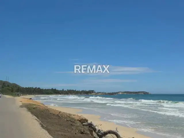 TERRENO CON POTENCIAL PARA INVERSIÓN COMERCIAL Y RESIDENCIAL, CERCA DEL MAR