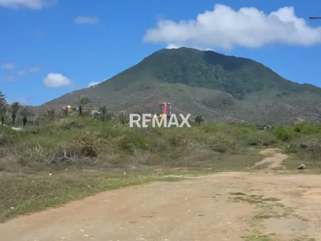 TERRENO CON POTENCIAL PARA INVERSIÓN COMERCIAL Y RESIDENCIAL, CERCA DEL MAR - 4