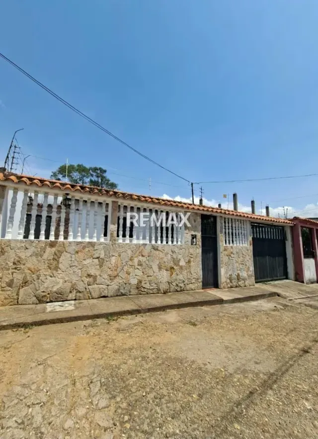 CASA EN VENTA ​Carrera 3 entre Calles 2 y 3, Manuel Felipe Rugeles, N° 3-118. Via Lomas Blancas (Cerca de la ESGUARNAC), Táriba, Municipio Cardenas
