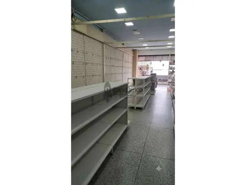 Se vende local en el Centro de Guacara