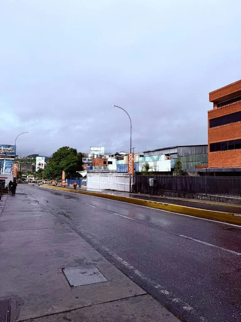 OFICINA EN VENTA - OPORTUNIDAD DE INVERSION AV. PPAL. LOS RUICES. CARACAS