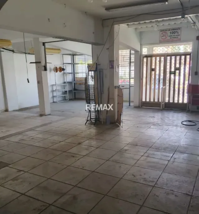 Local comercial en venta. Con vista a la Avenida principal de lechería - 2