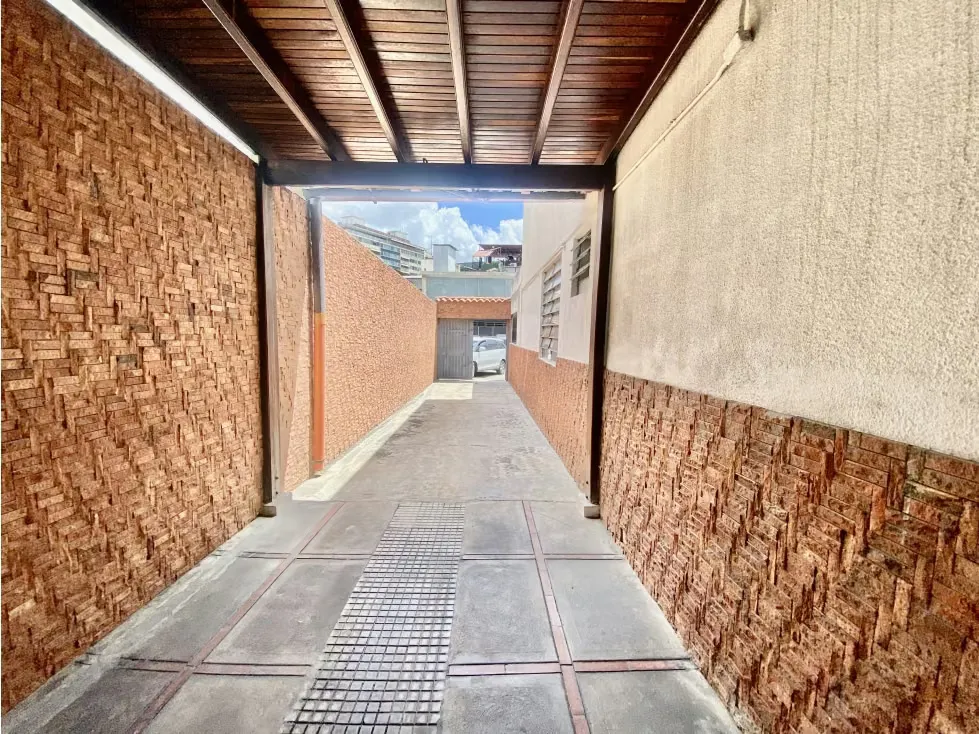 CASA EN VENTA LA CALIFORNIA NORTE 250 M2, 4 HAB, 2 1/2 BAÑOS, 4 P/E - 2
