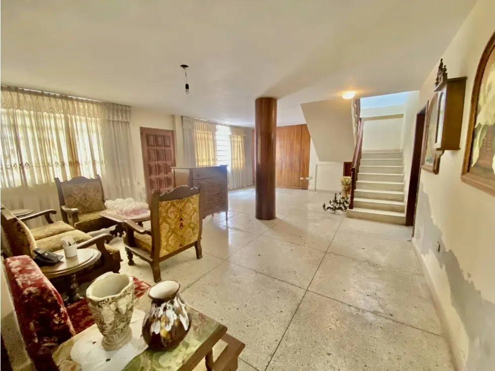CASA EN VENTA LA CALIFORNIA NORTE 250 M2, 4 HAB, 2 1/2 BAÑOS, 4 P/E - 5