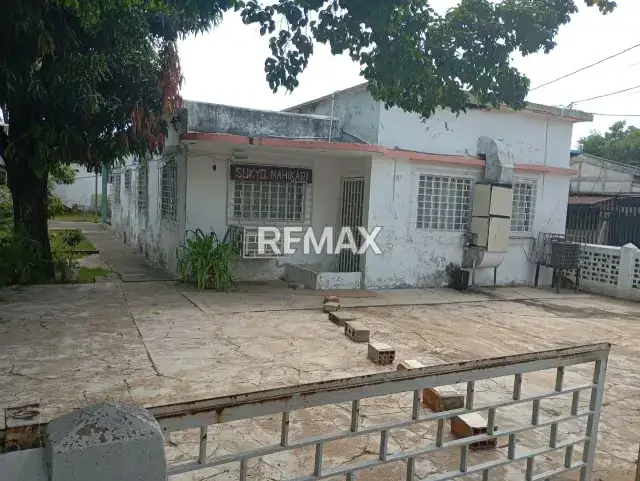casa antigua con terreno