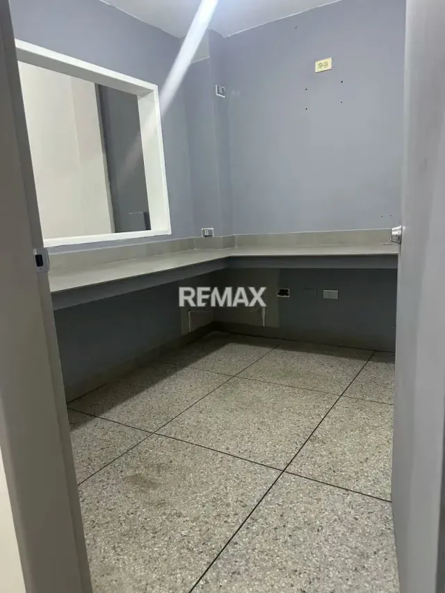 EN ALQUILER LOCAL A ESTRENAR EN GUACARA - 9