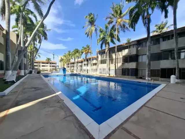 EN VENTA AMPLIO APARTAMENTO PARA REMODELAR, CON POTENCIAL VACACIONAL, A PASOS DEL CC LA VELA, CONJUNTO VACACIONAL CRYSTAL LAKE, URB. COSTA AZUL, PORLAMAR,ISLA DE MARGARITA.