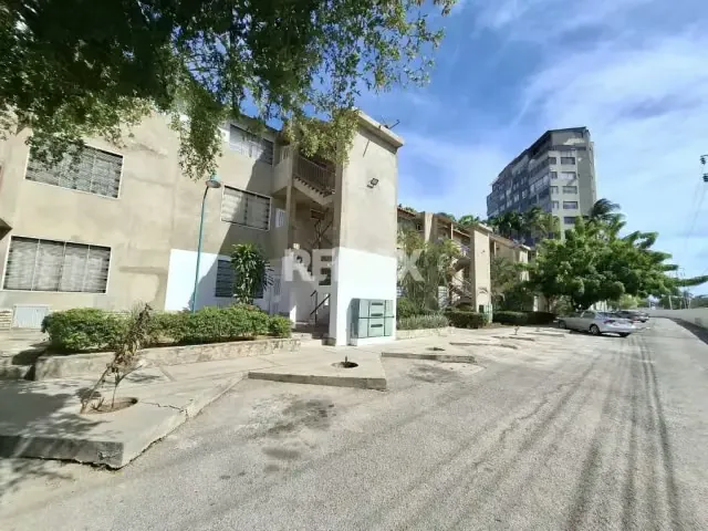 EN VENTA AMPLIO APARTAMENTO PARA REMODELAR, CON POTENCIAL VACACIONAL, A PASOS DEL CC LA VELA, CONJUNTO VACACIONAL CRYSTAL LAKE, URB. COSTA AZUL, PORLAMAR,ISLA DE MARGARITA. - 18