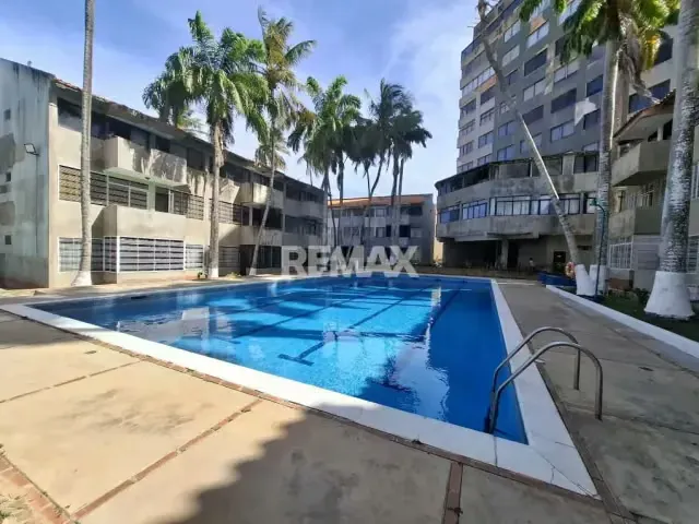 EN VENTA AMPLIO APARTAMENTO PARA REMODELAR, CON POTENCIAL VACACIONAL, A PASOS DEL CC LA VELA, CONJUNTO VACACIONAL CRYSTAL LAKE, URB. COSTA AZUL, PORLAMAR,ISLA DE MARGARITA. - 19