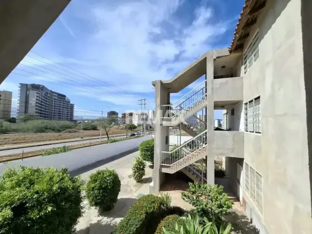 EN VENTA AMPLIO APARTAMENTO PARA REMODELAR, CON POTENCIAL VACACIONAL, A PASOS DEL CC LA VELA, CONJUNTO VACACIONAL CRYSTAL LAKE, URB. COSTA AZUL, PORLAMAR,ISLA DE MARGARITA. - 2
