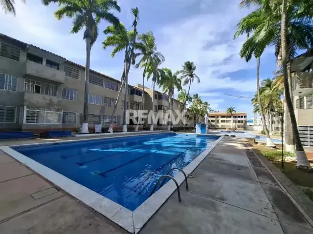 EN VENTA AMPLIO APARTAMENTO PARA REMODELAR, CON POTENCIAL VACACIONAL, A PASOS DEL CC LA VELA, CONJUNTO VACACIONAL CRYSTAL LAKE, URB. COSTA AZUL, PORLAMAR,ISLA DE MARGARITA. - 3