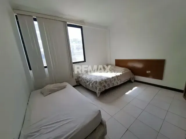 EN VENTA AMPLIO APARTAMENTO PARA REMODELAR, CON POTENCIAL VACACIONAL, A PASOS DEL CC LA VELA, CONJUNTO VACACIONAL CRYSTAL LAKE, URB. COSTA AZUL, PORLAMAR,ISLA DE MARGARITA. - 7