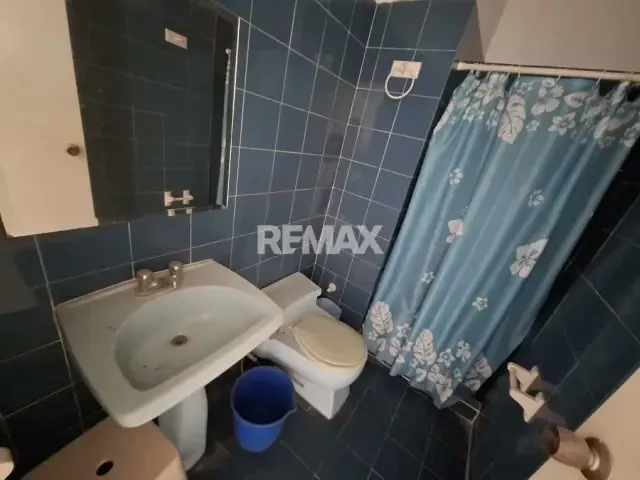 EN VENTA AMPLIO APARTAMENTO PARA REMODELAR, CON POTENCIAL VACACIONAL, A PASOS DEL CC LA VELA, CONJUNTO VACACIONAL CRYSTAL LAKE, URB. COSTA AZUL, PORLAMAR,ISLA DE MARGARITA. - 8