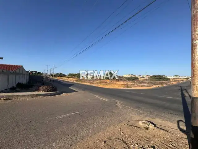 Parcela de terreno en venta ubicada en Avenida Ollarvides