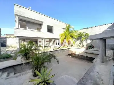 EN VENTA AMPLIA CASA VACACIONAL IDEAL PARA POSADA EN CHICHIRIVICHE.