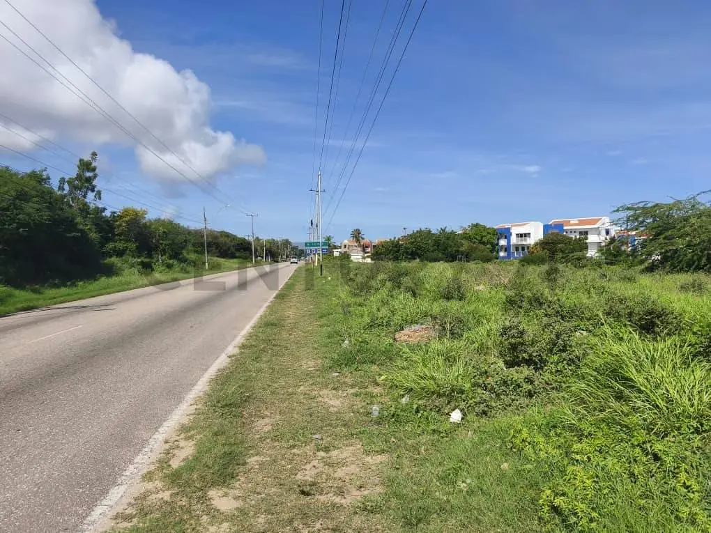 EXCELENTE TERRENO EN LA AVENIDA 31 DE JULIO A POCOS METROS DE PLAYA EL AGUA