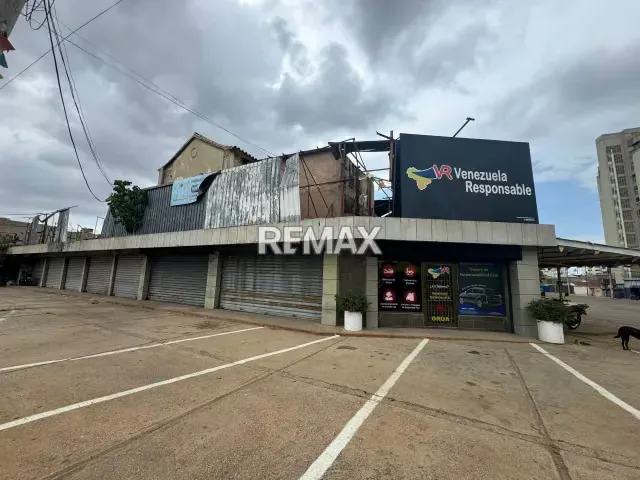 ESQUINA COMERCIAL EN CALLE 76 A UNA CUADRA DE 5 DE JULIO