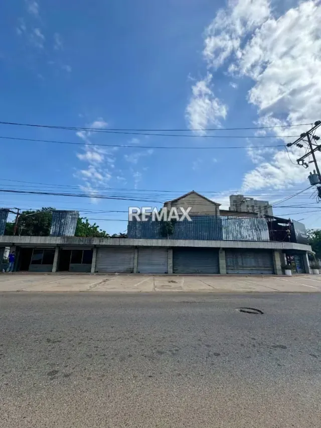 ESQUINA COMERCIAL EN CALLE 76 A UNA CUADRA DE 5 DE JULIO - 2