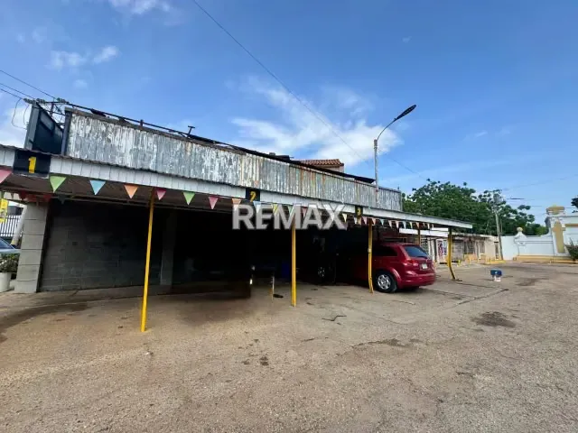 ESQUINA COMERCIAL EN CALLE 76 A UNA CUADRA DE 5 DE JULIO - 3