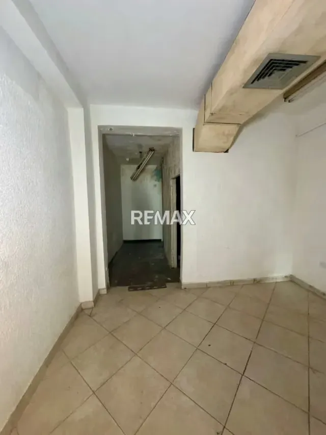 ESQUINA COMERCIAL EN CALLE 76 A UNA CUADRA DE 5 DE JULIO - 7