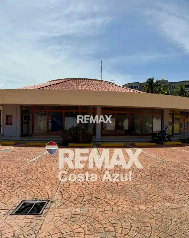 ¡Inversión Estratégica en Tucacas! Local Comercial de Alta Visibilidad en C.C. Caribbean