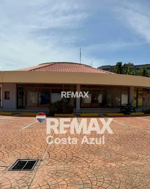 ¡Inversión Estratégica en Tucacas! Local Comercial de Alta Visibilidad en C.C. Caribbean